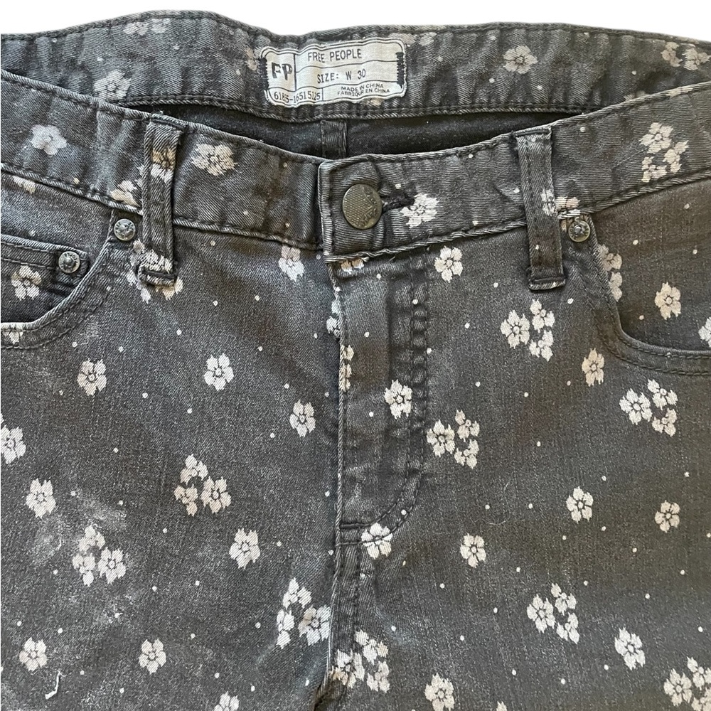 Free People Cool girl Chic Black Skinny Jeans with white Floral Flair, size 30 - Picture 4 of 8